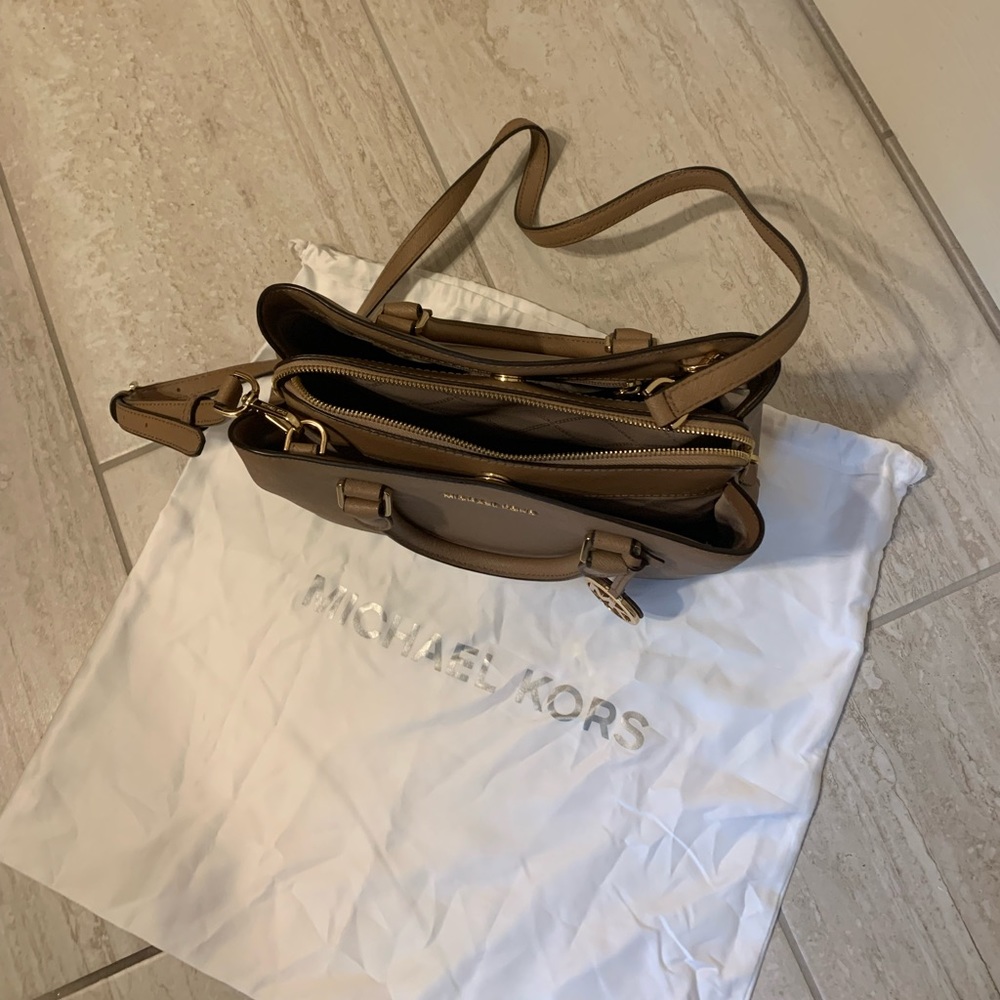 Michael Kors Medium Crossbody Bag Tan Leather - Picture 2 of 8